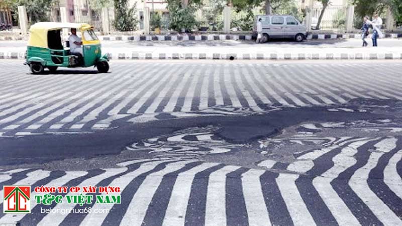 Cảnh nắng nóng gây gắt khiến đường nhựa asphalt bị phá hủy