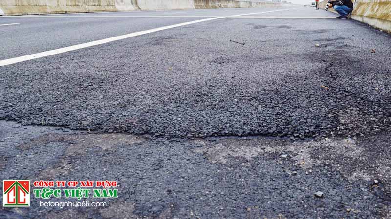 Mặt đường Asphalt bị in dấu từ mép đầm bàn