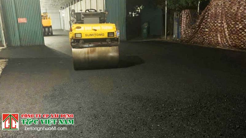 Đội ngũ thi công rải thảm asphalt uy tín hà nội