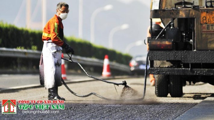 tưới nhũ tương khi thi công thảm asphalt ở hà nội