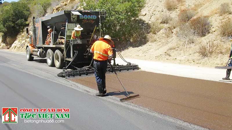 tưới nhũ tương trong thi công rải thảm asphalt được quyết định bởi nhiều yếu tố
