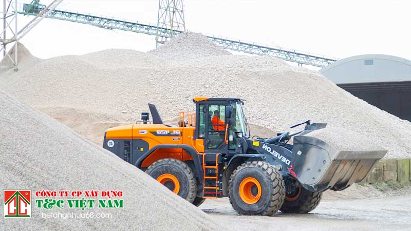 chọn máy xúc lật theo công trình