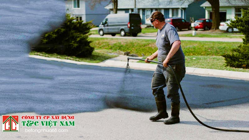 Tâm quan trọng tưới nhựa dính bám là gì?