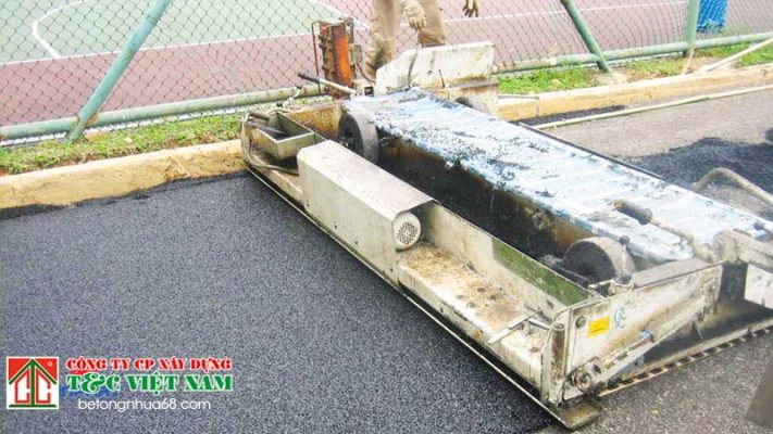 Quy trình thi công nền sân, trong đó có rải thảm asphalt