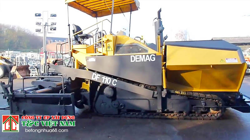 máy rải thảm demag đến từ nước nào?