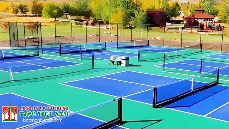 bề mặt sân pickeball có vai trò gì?