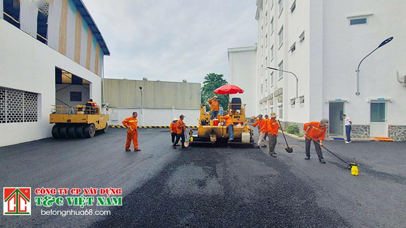 Các bước thi ông trải thảm nhựa đường phường Hoàn Kiếm