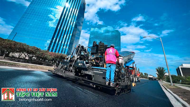 Máy rải bê tông nhựa nóng là gì? Vai trò, nguyên lý hoạt động