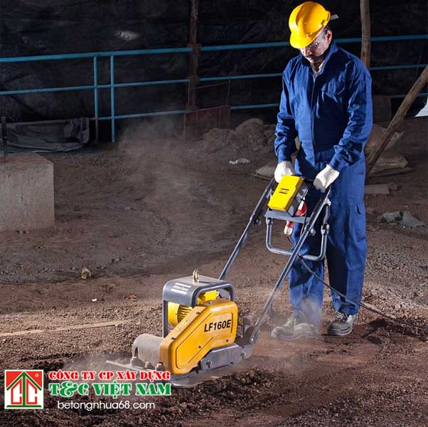 Vai trò của máy đầm bàn trong thi công bê tông nhựa