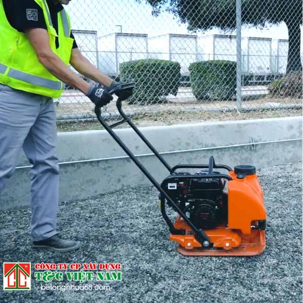 Thế nào là máy đầm bàn? Cấu tạo và nguyên lý hoạt động
