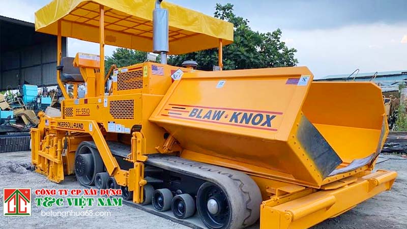 Kỹ năng lái máy rải thảm an toàn trong quá trình thi công