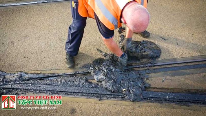 Nắng nóng khiến mặt đường bê tông nhựa xuống cấp nhanh