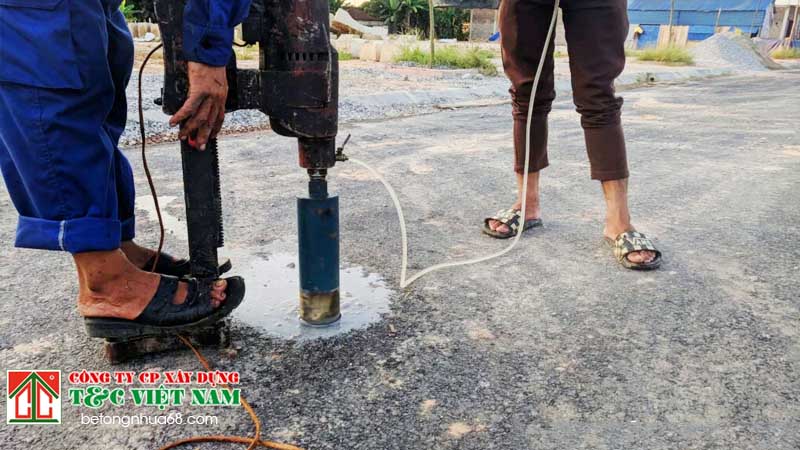 Khoan mẫu bê tông nhựa hiện trường là gì?