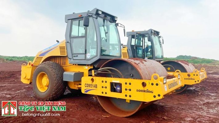 Tốc độ tối đa của xe lu khi di chuyển là bao nhiêu?