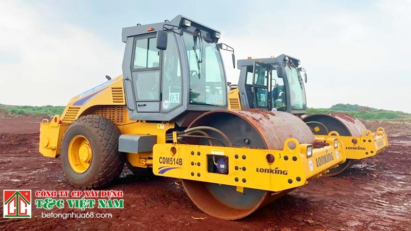 Tốc độ tối đa của xe lu khi di chuyển là bao nhiêu?